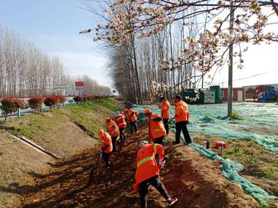 源匯區(qū)公路養(yǎng)護中心 整修路肩美化路容，推進綠化工程提升出行環(huán)境